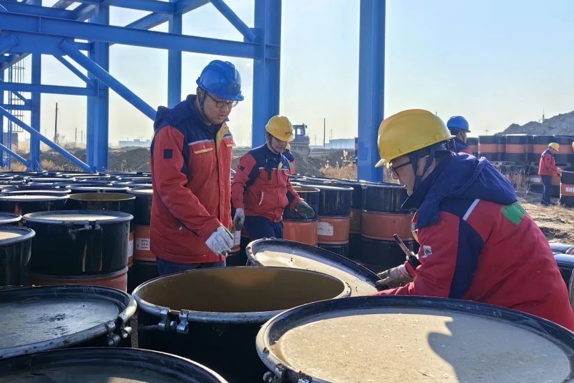 沈阳聚鼎机器人(ren)制造有限责任公(gōng)司東營闆塊組織(zhī)開展振華化工火(huǒ)炬區廢舊物品清(qīng)理會戰